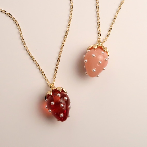 JUNA - Erdbeer Halskette in Rot & Rosa | Zierliche 18K Vergoldete Kette mit Erdbeer Anhänger | Süßer Sommer Schmuck