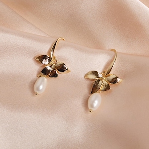DELIA - Brincos elegantes em formato de flor, banhados a ouro 18K, com pérolas naturais de água doce | Brincos modernos de metal de alta qualidade | Fecho de laço