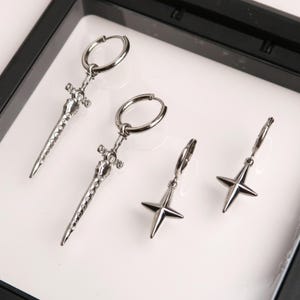 RYU - Schwert und Stern Ohrringe | Silberne Edelstahl Huggies mit Anhänger | Edgy E-Girl Goth Schmuck