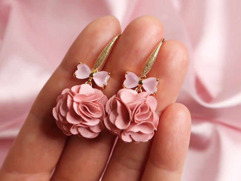 YUMI Sweet 18K Gold Plated Flower Dangle Earrings Zircon loop Fabric pompom pendant Handmade girls' earrings in white and pink Pink