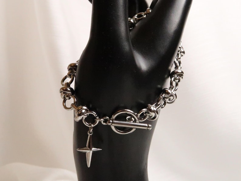 YORI - Pulsera unisex de acero inoxidable gruesa y moderna con colgante de estrella | Pulsera estilo Eboy, Egirl, Gótica, Punk, Grunge, Chica cool | Cierre de palanca imagen 1