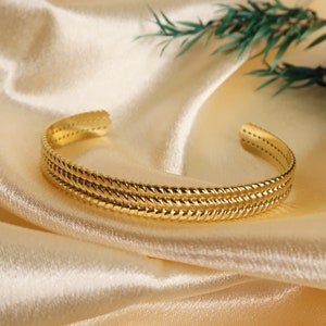 IRIDA Set di 5 braccialetti in acciaio inossidabile color oro Set di braccialetti moderni e alla moda Braccialetti unici di alta qualità come set o singolarmente 1 - Weizen
