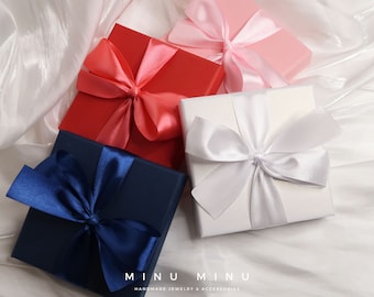YOKI - Schmuck Geschenkverpackung mit Grußkarte | ADD-ON nur für meinen Shop | 10x10x2 cm Schubladen Schachtel in Perlweiß, Rosa, Rot & Blau