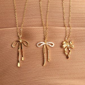 AURÉLIE - Schleifen Halskette in Gold & Silber | 18K Vergoldete Kette mit Schleifen Anhänger und Zirkon