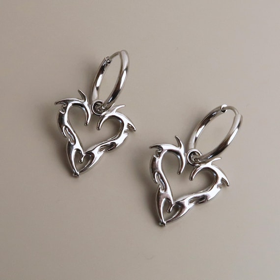 JIN - Cybersigilism Herz Ohrringe | Edelstahl Huggies mit Herz Anhänger | Edgy E-Girl Schmuck in Silber