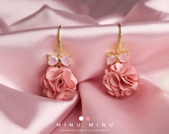 YUMI - Boucles d'oreilles pendantes en forme de fleur plaquées or 18 carats | Boucle en zircone | Pendentif pompon en tissu | Boucles d'oreilles fille faites main en blanc et rose