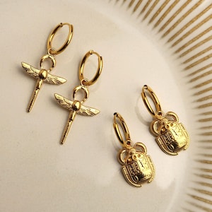 AMUN - Orecchini egiziani con Ankh e scarabeo | Orecchini a cerchio in acciaio inossidabile con pendenti in oro e argento | Gioielli simbolici per tutti i giorni