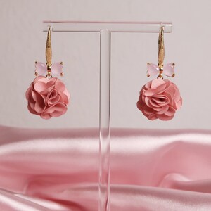 YUMI Sweet 18K Gold Plated Flower Dangle Earrings Zircon loop Fabric pompom pendant Handmade girls' earrings in white and pink image 3