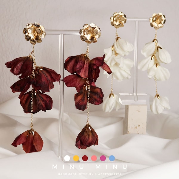 KORA - Boucles d'oreilles fleurs tendance | Fleurs en tissu faites à la main | Plaqué or 18 carats | Grandes boucles d’oreilles à tiges de fleurs en or | Bijoux élégants