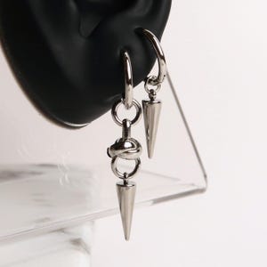 YORIKO - Edgy Spike Ohrringe | Silberne Edelstahl Huggies mit Spike Anhängern | E-Girl Goth Schmuck