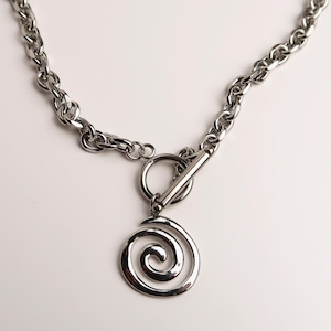 YUKI - Spiral Chunky Choker | Silberne Edelstahl Halskette mit Swirl Anhänger | Edgy E-Girl Grunge Schmuck