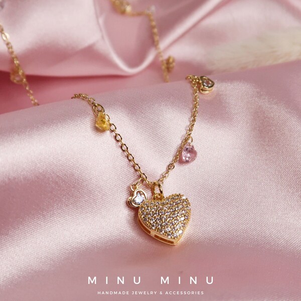 MITJA - Farbenfrohe Herz Halskette | Zierliche 18K vergoldete Kette mit Herz Anhänger | Zirkon | Handgemacht | Bunt | Süße Girly Girl Kette