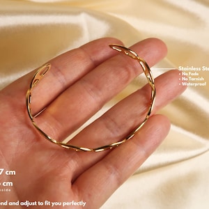 IRIDA Set di 5 braccialetti in acciaio inossidabile color oro Set di braccialetti moderni e alla moda Braccialetti unici di alta qualità come set o singolarmente immagine 10