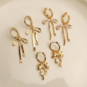 AURÉLIE - Schleifen Ohrringe in Gold & Silber | 18K Vergoldete Huggies mit Anhängern | Niedlicher Minimalistischer Alltagsschmuck