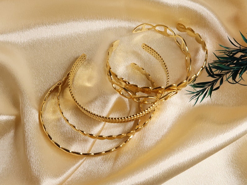 IRIDA Set di 5 braccialetti in acciaio inossidabile color oro Set di braccialetti moderni e alla moda Braccialetti unici di alta qualità come set o singolarmente immagine 9