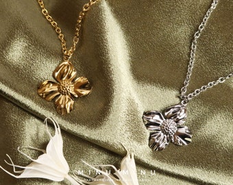 MARGO - Collana con fiori in acciaio inossidabile in oro e argento | Design moderno unico | Ciondolo fiore grande | Collana quotidiana fatta a mano
