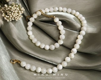 ARLET - Collier simple de perles coquillages blanches légèrement marbrées | Collier de perles naturelles fait main et élégant | Fermoir en acier inoxydable doré