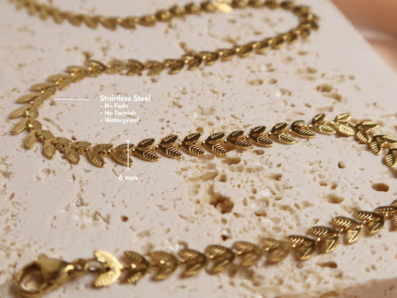Puede incluir: Collar de cadena de hoja dorada hecho de acero inoxidable. La cadena tiene 6 mm de ancho y presenta un dise&ntilde;o de hoja. El collar es impermeable, resistente a la decoloraci&oacute;n y al deslustre. Acero inoxidable - Sin decoloraci&oacute;n - Sin deslustre - Impermeable