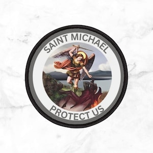 Puede incluir: Una taza de cerámica blanca con un asa negra y el texto "But First, Coffee" en negrita negra. La taza se encuentra sobre un fondo borroso, sugiriendo un ambiente acogedor.