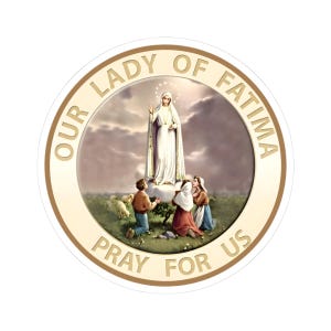 Può includere: Un adesivo rotondo raffigurante la Madonna di Fatima. L'immagine mostra una donna in abito bianco con un'aureola, circondata da bambini. Il testo "OUR LADY OF FATIMA" e "PRAY FOR US" è in un bordo dorato.