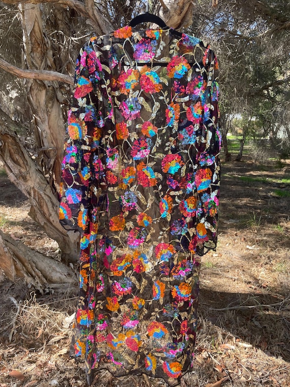 Chaqueta tipo kimono con lentejuelas negras: una prenda llamativa