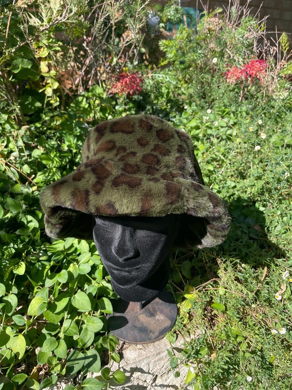 Green Leopard Print Faux Fur Bucket Hat: Velvet Lined