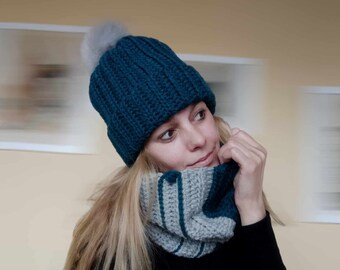 Ensemble pour femme bonnet en tricot à la main, pompon et écharpe bleu pétrole/gris. Ensemble unique d'hiver chaud et doux. Cadeau pour elle. Un article seulement !