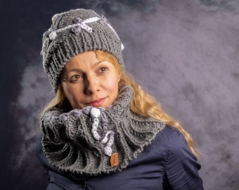 Bonnet et écharpe en tricot à la main. Bonnet et écharpe d'hiver en tricot pour femmes. Ensemble hivernal unique. Cadeau pour elle ! Un article seulement !