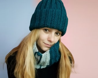 Ensemble pour femme bonnet en tricot à la main, pompon et écharpe bleu pétrole/gris. Ensemble unique d'hiver chaud et doux. Cadeau pour elle. Un article seulement !