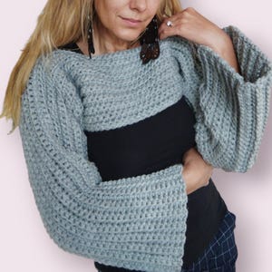 Haut bohème court au crochet en laine/boléro haussement d'épaules fait main à manches longues/pull court tricoté pour femme, épaules avec manches. Cadeau pour elle !
