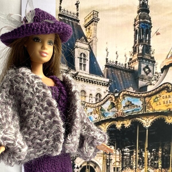 Robe en laine violette, veste en laine coloris taupe chiné, chapeau violet avec nœud ruban -Tricot vêtement poupée automne fait main -France