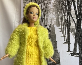 Ensemble 3 pièces poupée. Robe ajustée jaune manteau en laine bouclette vert citron acidulé, écharpe assortie -Tricot fait main-
