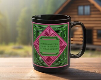 Taza negra personalizada con placa de techo de hojalata verde y rosa brillante. Esta taza de cerámica está disponible en tamaños de 15 oz y 11 oz.