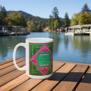 Personalizada con letras GRIEGAS, esta taza blanca con placa de techo de hojalata verde y rosa brillante. Esta taza está disponible en tamaños de 15 oz y 11 oz.