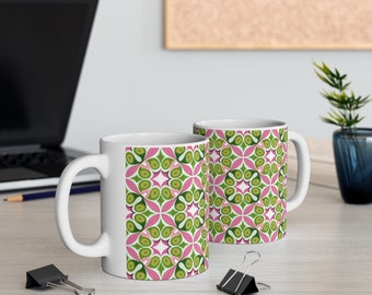 Juguetón con una impresión floral. Este cómodo y tierno 11 oz. La taza es perfecta para una taza de café o té verde por la mañana.