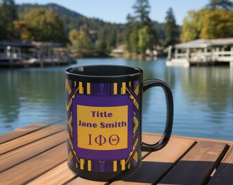 Taza personalizada con letras GRIEGAS para la fraternidad. Versión con ventana gigante: Kente Purple y Gold sobre taza negra. Disponible en 2 tamaños.