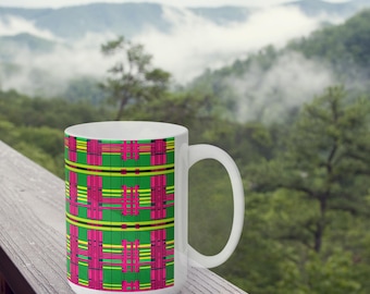 Las líneas limpias de la taza Kente rosa y verde se adaptan al usuario ordenado y organizado.  Disponible en 2 tamaños.