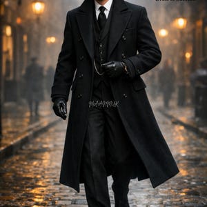 Puede incluir: Un hombre con abrigo negro, traje y sombrero fedora camina por una calle adoquinada. Lleva guantes y zapatos negros. La imagen incluye el texto "MAANMUK Dress to Succeed".