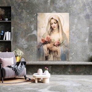 Pode incluir: Uma pintura da Virgem Maria segurando um buqu&ecirc; de rosas cor-de-rosa. Ela est&aacute; vestindo uma t&uacute;nica azul e branca e uma aur&eacute;ola. O fundo &eacute; um suave lavado de aquarela de azul claro e rosa.