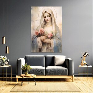 Pode incluir: Uma pintura de uma mulher em um manto azul e branco segurando um buqu&ecirc; de rosas cor-de-rosa. A mulher est&aacute; olhando para baixo e tem uma aur&eacute;ola acima de sua cabe&ccedil;a.