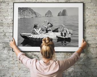 Femmes vintage mangeant des pâtes sur un lac, oeuvres d'art en noir et blanc (téléchargement numérique)