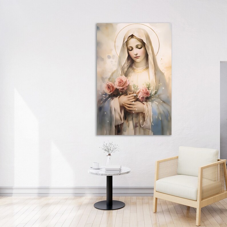 Pode incluir: Uma pintura da Virgem Maria segurando um buqu&ecirc; de rosas cor-de-rosa. Ela est&aacute; vestindo uma t&uacute;nica azul e branca e uma aur&eacute;ola dourada. O fundo &eacute; um c&eacute;u suave, como uma aquarela.