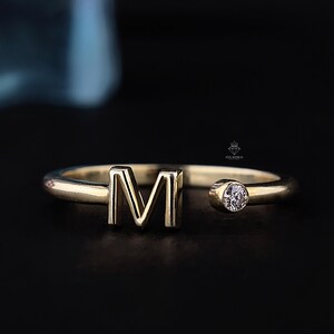 Anillo personalizado con inicial M de diamante, anillo ajustable de oro de 18k con letra, anillo hecho a mano, delicado anillo para bebé, regalo para mamá, regalo de joyería fina hecho a medida