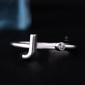 Förlovningspresent i guld med monogram för kvinnor, liten bokstavspärla, personliga stapelbara smycken, öppen manschettring med initial 'j'