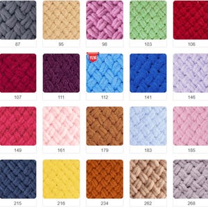 Pode incluir: Uma cole&ccedil;&atilde;o de amostras de fios de malha grossa em v&aacute;rias cores, incluindo cinza, bege, rosa, verde e vermelho. Cada amostra tem uma etiqueta num&eacute;rica. O fio parece macio e adequado para cobertores ou outros projetos.