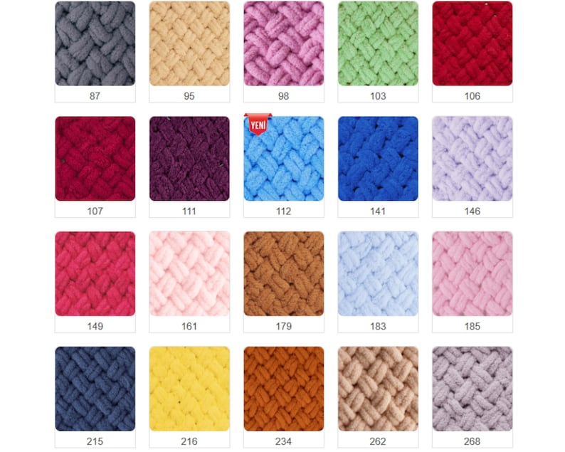 Pode incluir: Uma cole&ccedil;&atilde;o de amostras de fios de malha grossa em v&aacute;rias cores, incluindo cinza, bege, rosa, verde e vermelho. Cada amostra tem uma etiqueta num&eacute;rica. O fio parece macio e adequado para cobertores ou outros projetos.