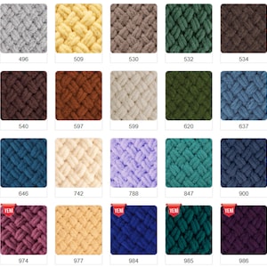 Pode incluir: Uma cole&ccedil;&atilde;o de fios de malha grossa em v&aacute;rias cores, incluindo cinza, amarelo, marrom, verde e azul. Cada amostra &eacute; rotulada com um n&uacute;mero. O fio parece macio e texturizado, adequado para projetos de artesanato.