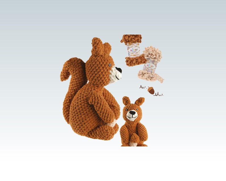 Pode incluir: Uma cole&ccedil;&atilde;o de brinquedos de esquilo de croch&ecirc; feitos &agrave; m&atilde;o em tons de castanho. A imagem inclui um esquilo grande, um esquilo menor e dois potes de fio. Os brinquedos t&ecirc;m tra&ccedil;os faciais em preto e branco sobre um fundo azul claro.