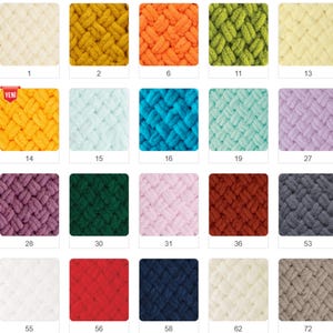 Pode incluir: Uma cole&ccedil;&atilde;o de amostras de fios de malha grossa e coloridos. As amostras s&atilde;o em v&aacute;rias cores, incluindo amarelo, laranja, verde, azul, roxo, vermelho e branco. Cada amostra tem uma etiqueta num&eacute;rica.