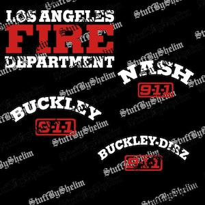 Puede incluir: Fondo negro con texto blanco y rojo. Las palabras "LOS ANGELES FIRE DEPARTMENT" están en la parte superior. Debajo están los nombres "NASH", "BUCKLEY" y "BUCKLEY-DIAZ", cada uno con un emblema "9-1-1".
